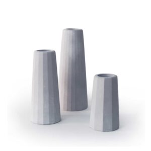 Vases en béton trio gris clair différentes tailles surfaces facettes