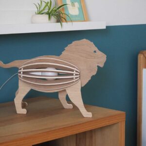 Lampe bois chêne forme lion sur meuble bois salon appartement