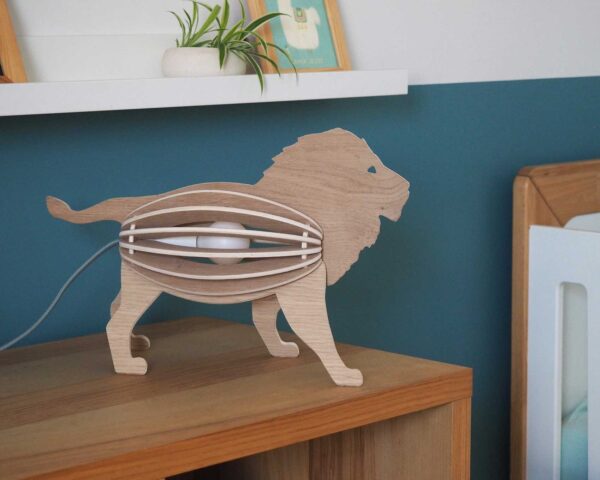 Lampe bois chêne forme lion sur meuble bois salon appartement