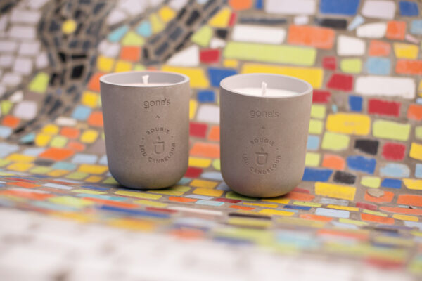 Deux bougies parfumées contenant béton gris clair cire blanche banc mosaïque