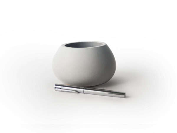 Vase cache-pot béton gris clair forme ballon stylo métallique devant