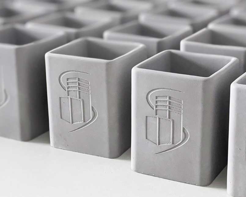 Fabrication série pots crayons béton logo personnalisé