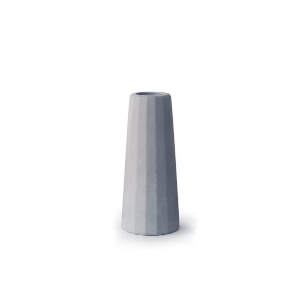 Un petit vase en béton gris clair surface facettes