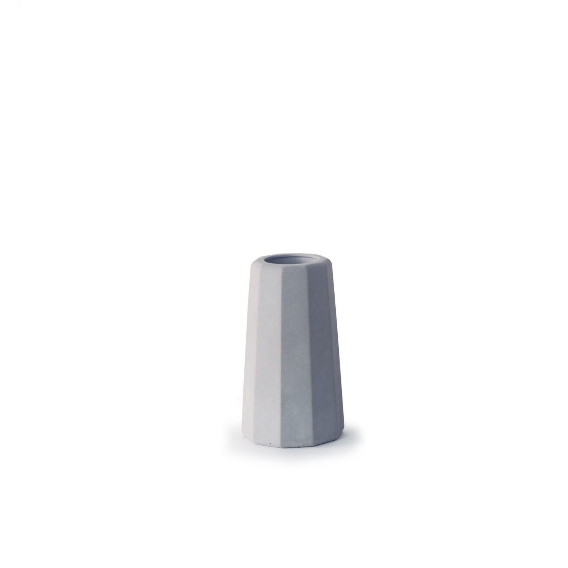 Un petit vase en béton gris clair surface facettes