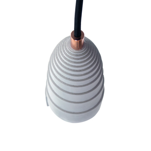 Lampe suspension béton serre câble cuivré cordon noir forme ruban déroulé