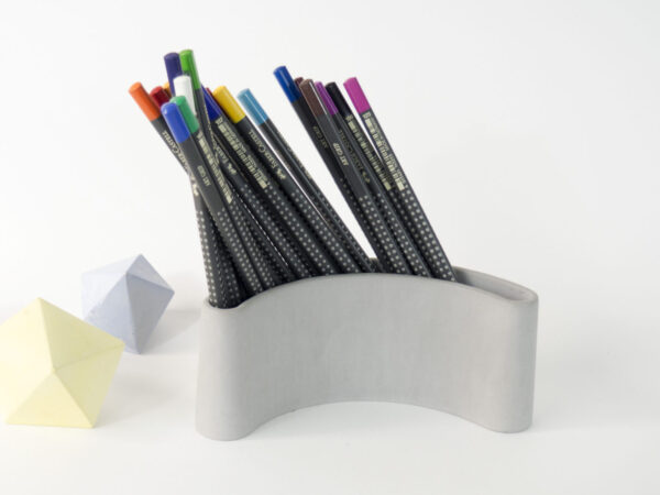 Pots à crayons béton forme parenthèse contenant crayons couleur