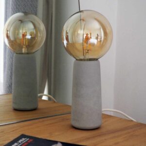 Lampe béton forme conique ampoule type Edison meuble bois miroir