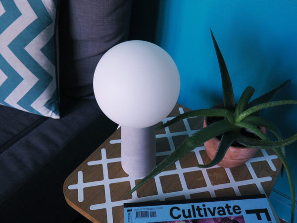 Lampe béton conique ampoule blanche table basse séjour appartement