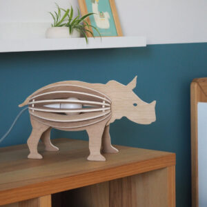 Lampe bois chêne forme rhinocéros sur meuble bois salon appartement