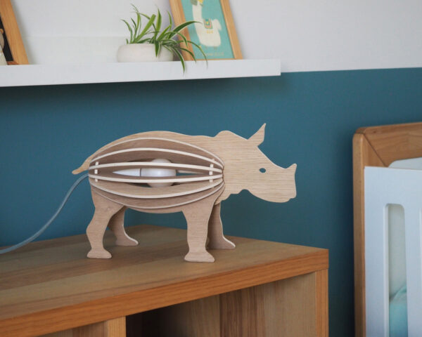 Lampe bois chêne forme rhinocéros sur meuble bois salon appartement
