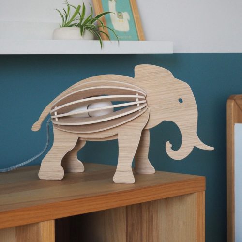 Lampe bois chêne forme éléphant sur meuble bois dans salon appartement